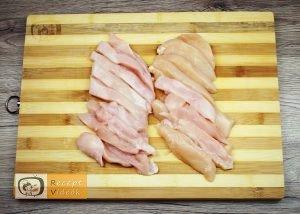Csirkemell receptek: Csirkecsíkok fokhagymás-tejfölös bundában elkészítése 1. lépés
