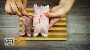 Csirkemell receptek: Csirkemelltekercs rukkolás fetasajttal töltve elkészítése 6. lépés