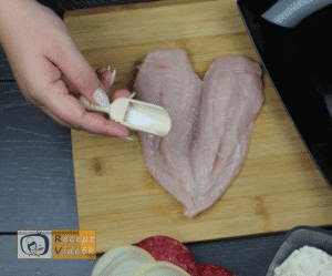 Baconös töltött csirkemell barbecue szósszal - Csirkemell receptek elkészítése 1. lépés