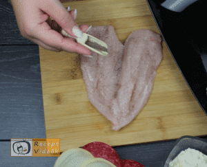 Baconös töltött csirkemell barbecue szósszal - Csirkemell receptek elkészítése 2. lépés