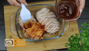 Baconös töltött csirkemell barbecue szósszal - Csirkemell receptek elkészítése 7. lépés