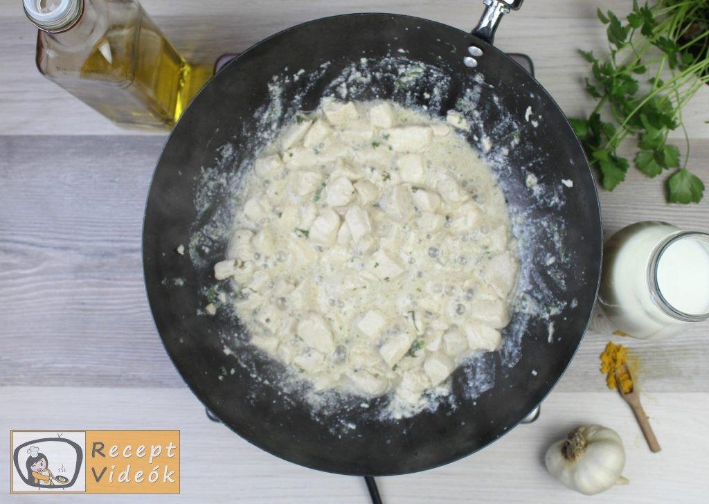 Csirkemell receptek: Csirkemell tejfölös-currys szószban elkészítése 3. lépés