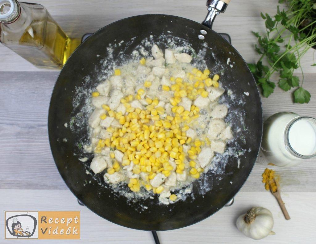 Csirkemell receptek: Csirkemell tejfölös-currys szószban elkészítése 4. lépés