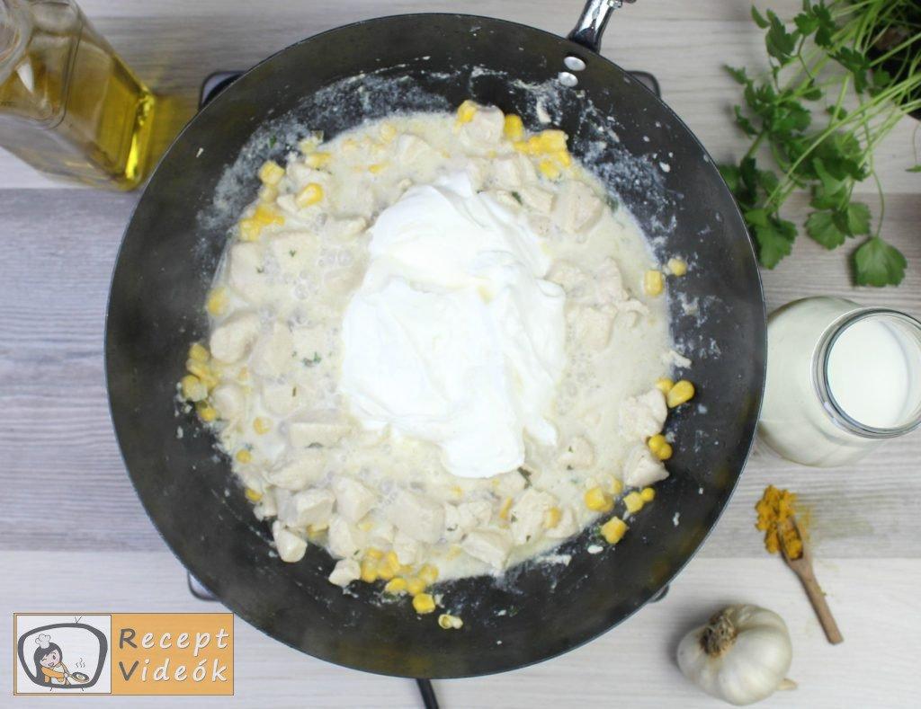 Csirkemell receptek: Csirkemell tejfölös-currys szószban elkészítése 5. lépés