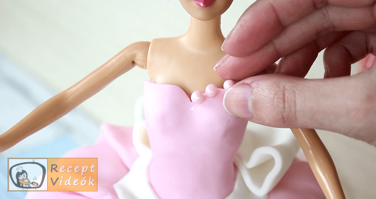 Barbie torta recept, Barbie torta elkészítése 24. lépés
