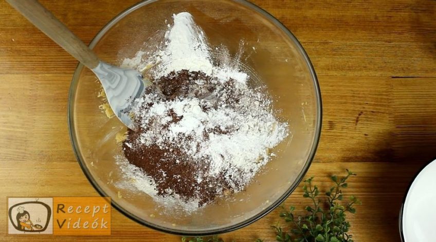Kakaós-diós boszorkánypogácsa vaníliakrémmel recept, Kakaós-diós boszorkánypogácsa vaníliakrémmel elkészítése 2. lépés